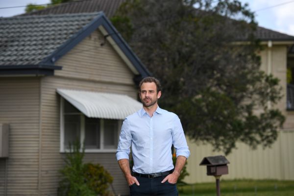 Sydney house prices soar to record median of $1.3m after fastest quarterly rise in 28 years